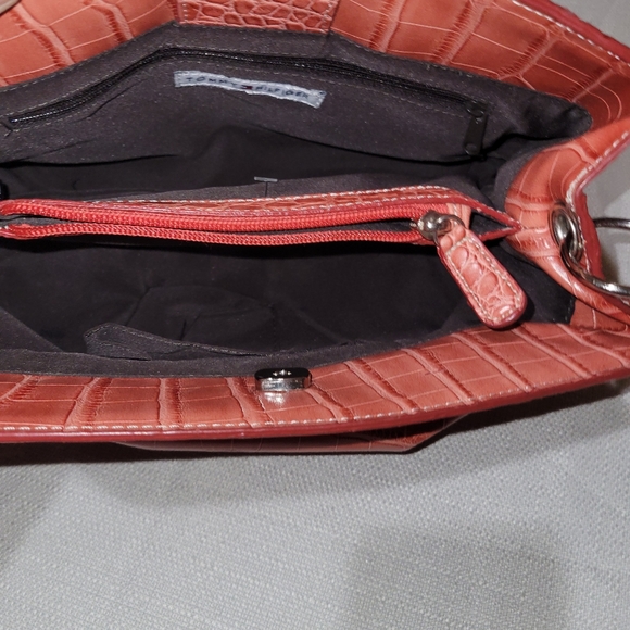 Tommy Hilfiger purse - Picture 9 of 9